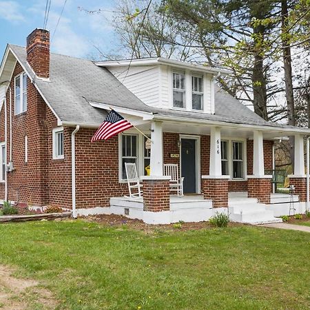 Charming 4 Bedroom Farmhouse With Large Backyard For Entertaining Mountain City Esterno foto