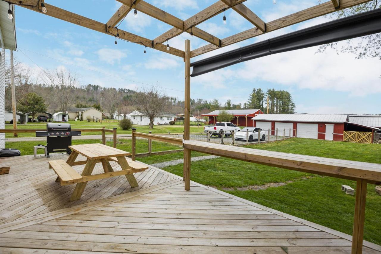 Charming 4 Bedroom Farmhouse With Large Backyard For Entertaining Mountain City Esterno foto